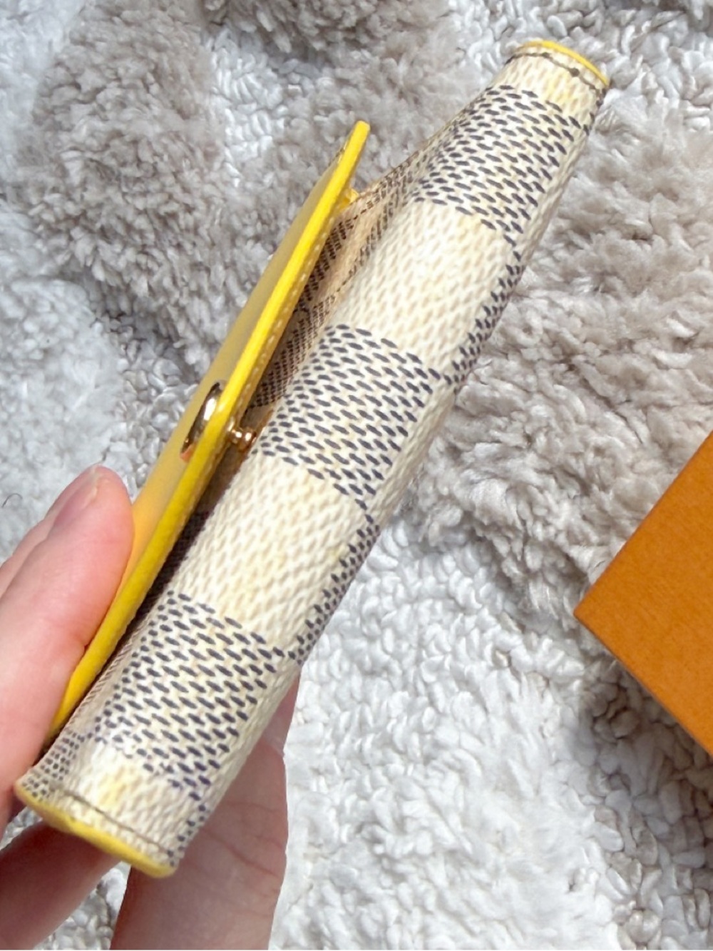 LOUIS VUITTON Jaune Pale Damier Azur Leather Canvas Zoe Compact Envelope Wallet - Picture 15 of 15